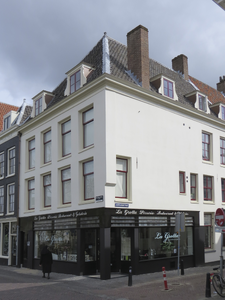 908760 Gezicht op het winkelhoekpand Oudegracht 50 te Utrecht, met rechts de Jacobijnenstraat.N.B. bouwjaar: ...